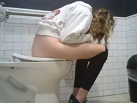 Скрытая камера в кафе засекла юную блондинку справляющую нужду