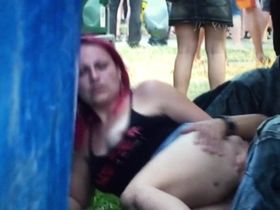 Русские рокеры трахаются между машинами на рок-фестивале