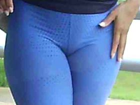 Чувак с камерой прогуливается по парковке и снимает телку с большой жопой в узких штанах