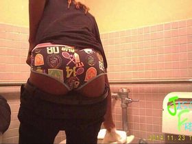 Шикарная негритянка попалась на камеру в туалете супермаркета