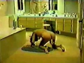 Скрытая камера в ванной засняла как девушка дрочит пизду большим дилдо