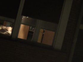 Парень подглядывает в окно и следит за своей полной соседкой