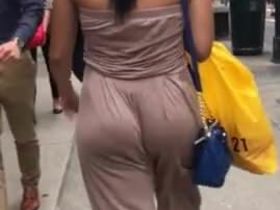 Шикарна женщина на прогулке попалась на камеру со своей классной жопой