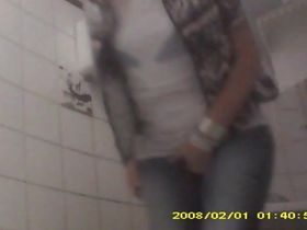 Девушка в общественном туалете попалась на спрятанную камеру у унитаза