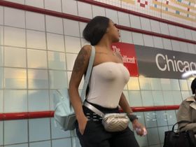 Парень следит за одной негритянкой без лифчика с большими сиськами