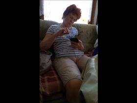 Камера в туалете засекла старую бабку с бритой пиздой которая зашла поссать