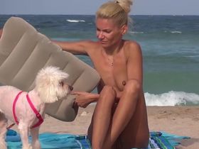 На нудистском пляже худенькая мамка попалась на камеру парню