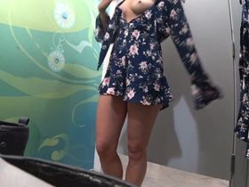 Красивая девушка в раздевалке попалась на камеру голенькой во время примерки