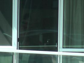 Голая девушка стоит на против окна и не обращает внимания за слежкой с камерой