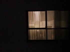 Сосед подглядывает в окно за подругой, которая не стала стесняться и ходит по дому голенькой