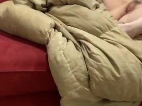 Голая телка лежит на диване и светит своей волосатой пиздой