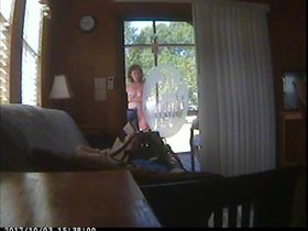 Чувак снимает ан камеру как голая женщина стоит у окна