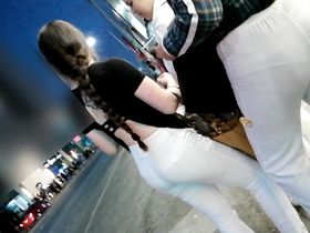 Чуваку удалось заснять двух шикарных телок в белых штанах