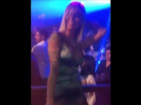 Несколько красивых телок в ночном клубе красиво станцевали на камеру показывая сиськи и жопку