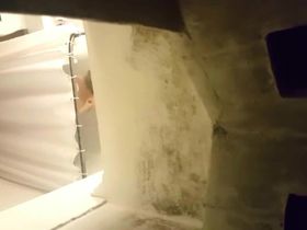Женщина в душе попалась на скрытую камеру которая стояла у не в вентиляции