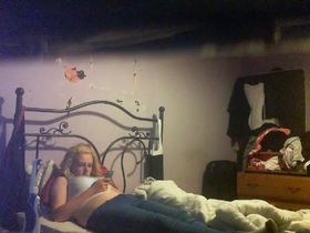 Одна полная студентка дрочит пизду лежа на кровати смотря порно