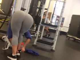 Парень заснял на камеру несколько классных поп в спортзале в ласинах