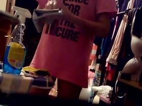 Парень подглядывает за одной красивой женщиной в окно и снимает ее на камеру телефона