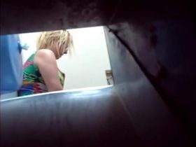 Женщина мастурбирует пизду в кабинке не подозревая о камере