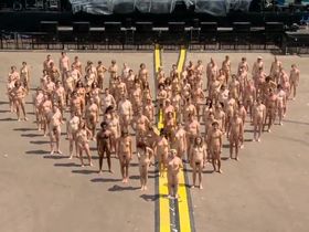 Настоящий флэш-моб, в котором приняли участие много голых людей