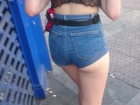 Две шикарные студентки в коротких шортиках попались на камеру парню на улице