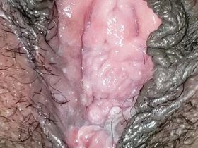 Мужик дрочит пальцем волосатую пизду своей жене