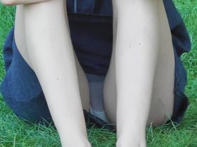 Студентка попалась ан камеру наблюдателю, который заснял ее под юбкой