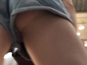 Несколько симпатичных девушек в коротких шортиках в магазине попались на камеру