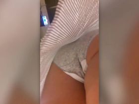 Шикарная девушка с красивыми ногами и белыми трусиками попала в кадр на камеру