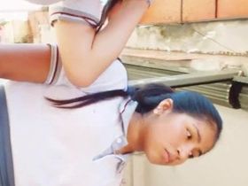 Бордовые трусики молодой студентки попались на камеру наблюдателя на улице