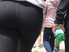 Шикарная срака студентки на улице была снята на камеру с телефона во время прогулки