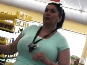 Невероятно огромная жопа в магазине попалась парню на камеру