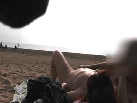 Голая женщина на пляже попалась под объектив фотоаппарата