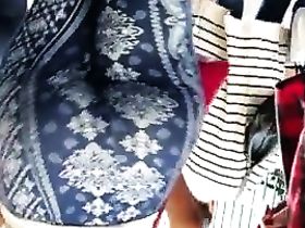 Парень на улице заснял на камеру с телефона одну классную жопку в леггинсах