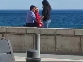 Взрослая парочка попалась на улице у моря во время мастурбации