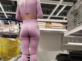 Шикарная девушка в розовом костюме с классной жопой попалась на камеру в магазине