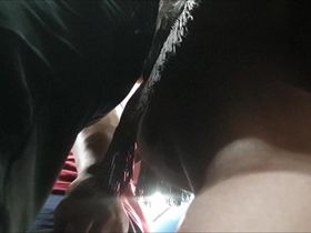 Одна шикарная девушка попалась ан камеру в метро показав попку под платьем