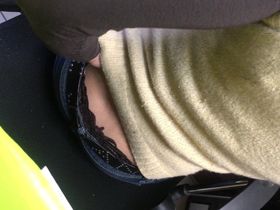 Снимая попку одной мамочки в кабинете, парень смог заснять ее черненькие трусики