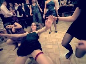 На корпоративе парочка молодых сотрудниц показали пизденки во время известной игры