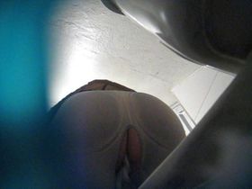 Одна женщина в узких белых брюках попалась на камеру пока ссала в общественном туалете