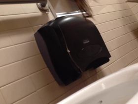 18-летняя попка попалась на камеру в туалете универсама