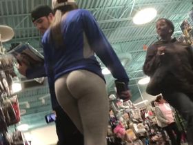 Очень классная попка в леггинсах попалась сна камеру в магазине