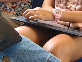 Чувак заснял на камеру с телефона одну телку в короткой юбке в автобусе