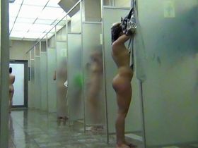 Несколько голых телок попались в общественном душе на камеру