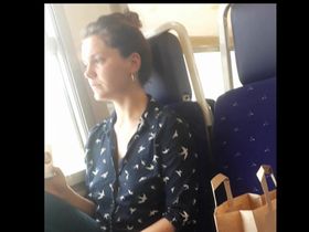 Парню удалось заснять маленькие сиськи худенькой женщины в поезде через кофточку