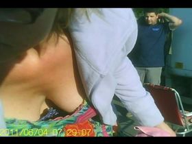 Сиськи старых женщин засняли на камеру на рынке, пока те выбирали продукты