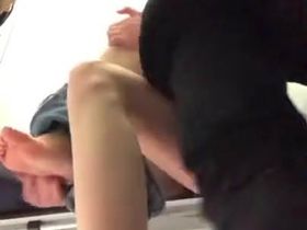 Молодая пара занимается сексом в кабинке на пляже