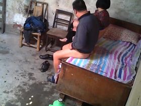 Казах пришел к подруге, а та развела его на секс и трахнула прямо на кровтаи