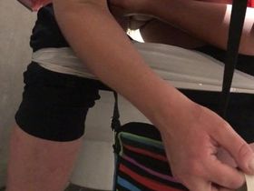 В общественном туалете на камеру попалась женщина с волосатыми ногами