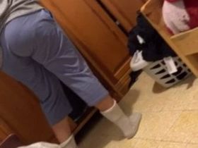 Женщина в домашних узких штанах стояла спиной и попалась жопой на камеру